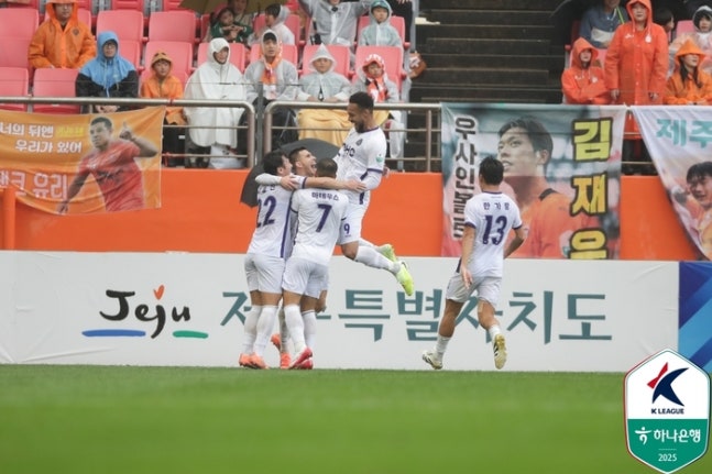 ‘유키치 멀티골’ 안양, 제주 원정서 2-1 승리... K리그1 잔류 확정